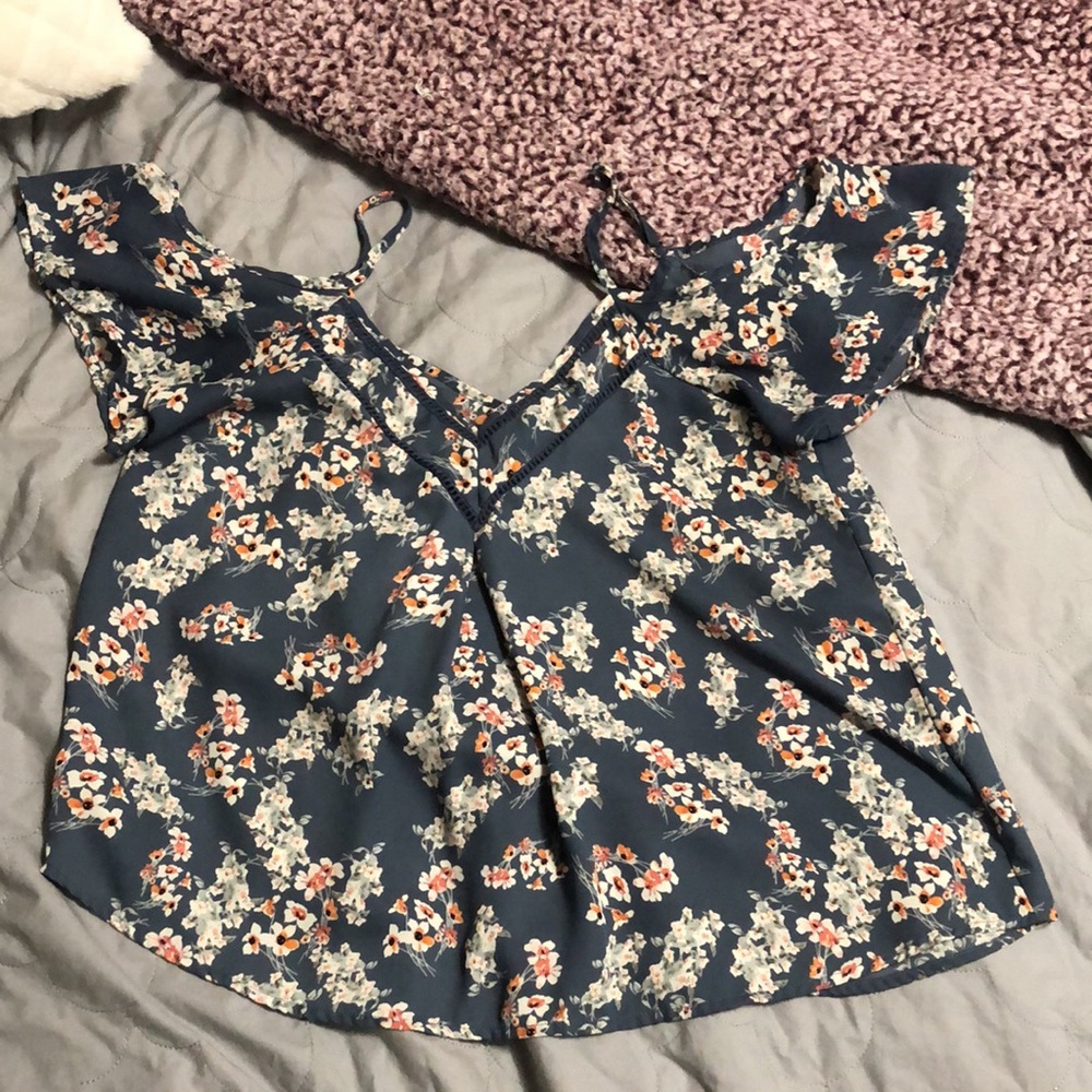 Size: small, blue floral blouse. Very flowy and comfortable material!